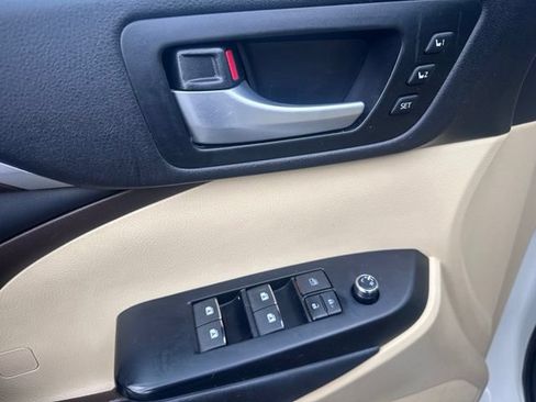 Used 2014 Toyota Highlander Limited Platinum FWD image 15