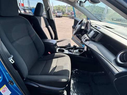 Used 2018 Toyota RAV4 LE w/ All Weather Liner Package AWD/4WD image 20