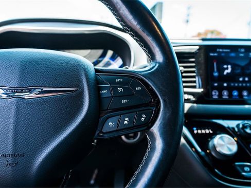 Used 2019 Chrysler Pacifica Touring-L FWD image 12