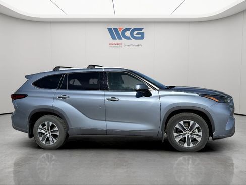 Used 2022 Toyota Highlander XLE AWD/4WD image 3