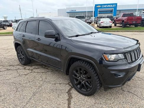 Used 2017 Jeep Grand Cherokee Altitude AWD/4WD image 2