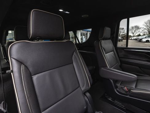 Used 2025 Chevrolet Suburban Premier image 35