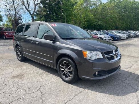 Used 2017 Dodge Grand Caravan SXT w/ Driver Convenience Group FWD image 3