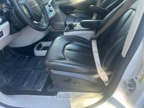 Used 2023 Chrysler Pacifica Touring-L FWD image 11