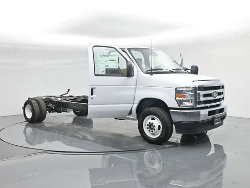 New 2026 Ford E-450 and Econoline 450 Super Duty w/ Power Equipment Group image 23