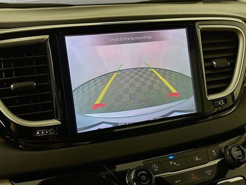 Certified 2024 Chrysler Pacifica Touring-L image 21