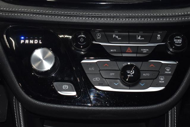 Certified 2025 Chrysler Pacifica Limited FWD image 37