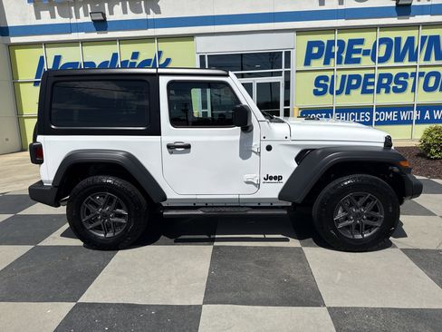 Used 2025 Jeep Wrangler Sport image 11