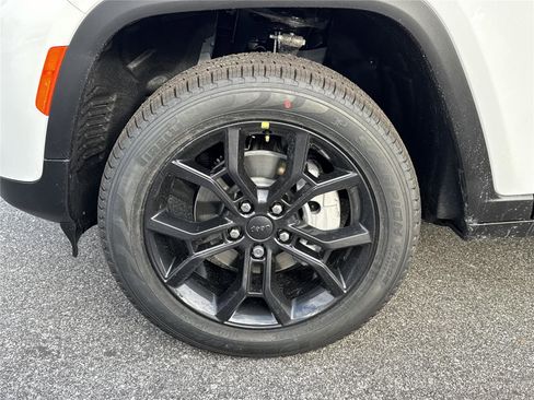 New 2025 Jeep Grand Cherokee Limited image 12