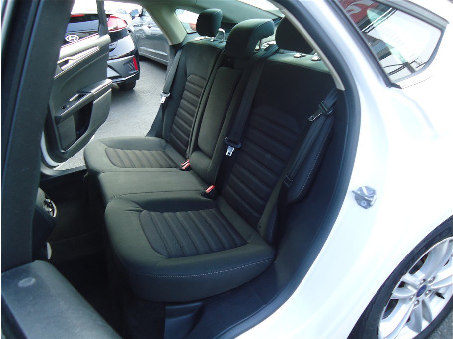 Used 2018 Ford Fusion SE FWD image 12