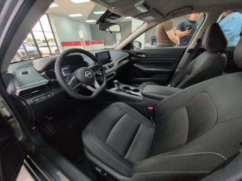 Used 2025 Nissan Altima 2.5 SV FWD image 15
