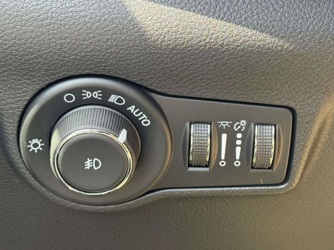Used 2025 Jeep Compass Limited w/ Sun & Sound Group AWD/4WD image 19