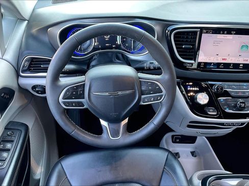 Used 2024 Chrysler Pacifica Touring-L image 6