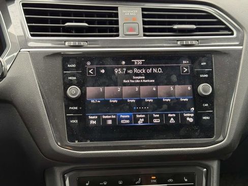 Used 2024 Volkswagen Tiguan SE w/ Panoramic Sunroof Package FWD image 31