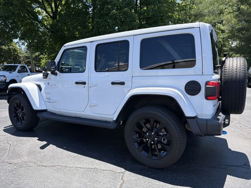 Used 2022 Jeep Wrangler Unlimited Sahara w/ Cold Weather Group AWD/4WD image 4