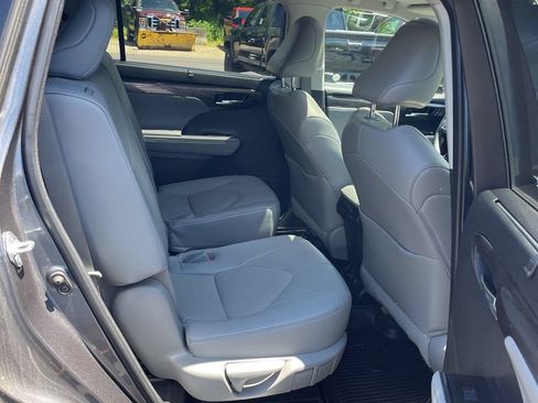 Used 2023 Toyota Highlander Limited AWD/4WD image 12