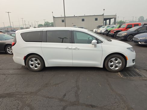 Used 2018 Chrysler Pacifica Touring Plus FWD image 2