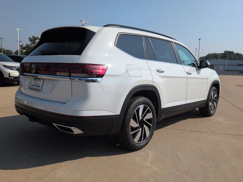 Used 2024 Volkswagen Atlas SE image 3