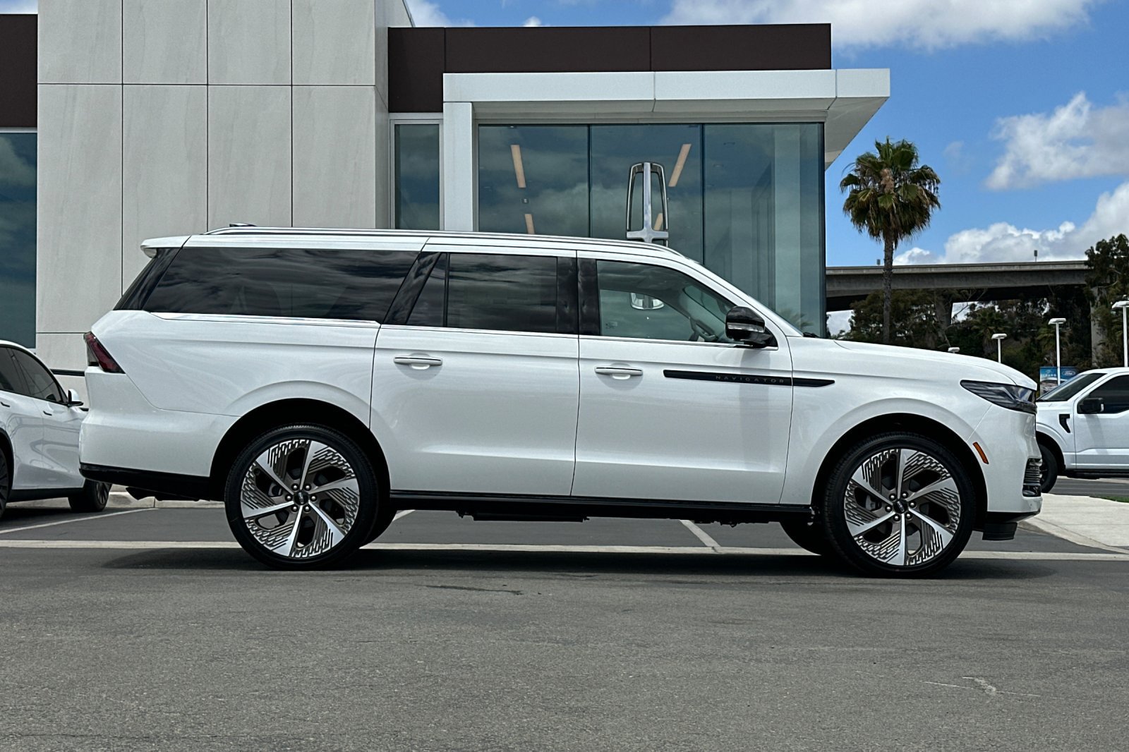 New 2026 Lincoln Navigator L Black Label AWD/4WD image 2
