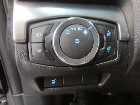 Used 2018 Ford Explorer XLT w/ Equipment Group 202A AWD/4WD image 33