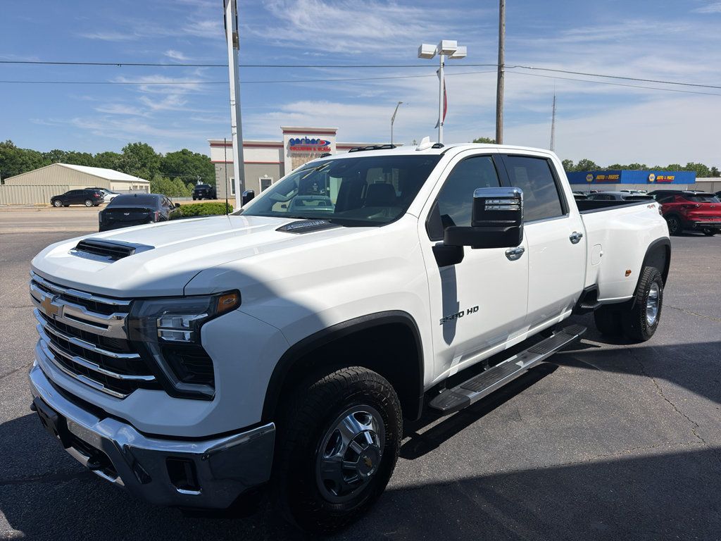 Used 2025 Chevrolet Silverado 3500 LTZ w/ LTZ Convenience Package AWD/4WD image 3