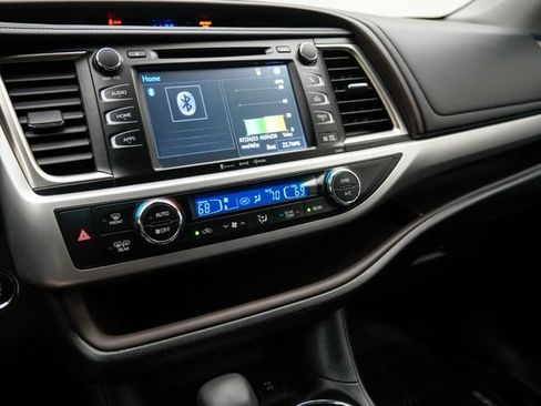 Used 2019 Toyota Highlander XLE AWD/4WD image 23