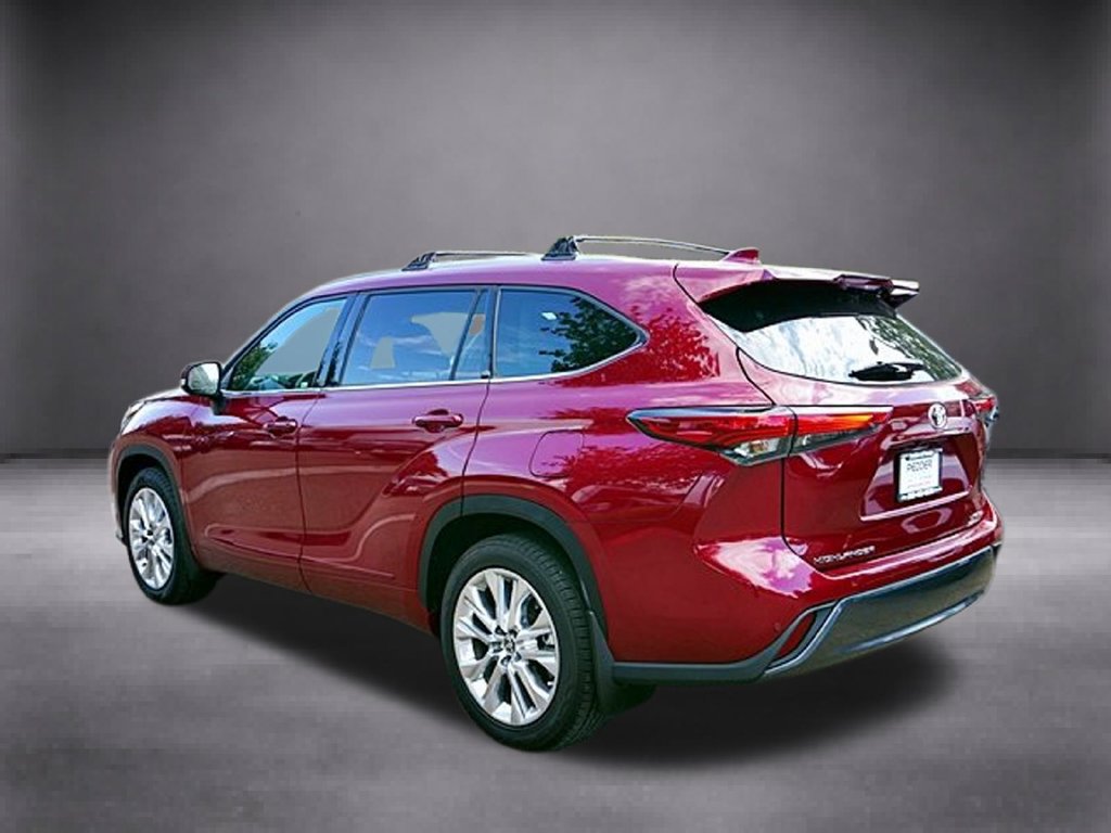 Used 2023 Toyota Highlander Limited FWD image 7
