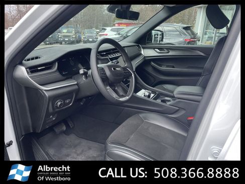 New 2025 Jeep Grand Cherokee Altitude image 9