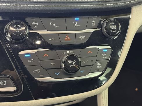 Used 2022 Chrysler Pacifica Limited image 25