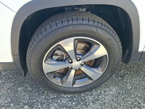 Used 2019 Jeep Cherokee Limited AWD/4WD image 3