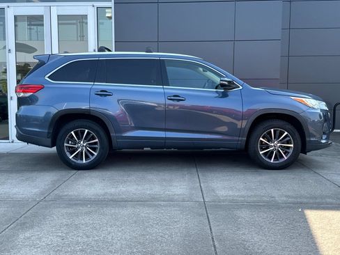 Used 2017 Toyota Highlander XLE FWD image 2