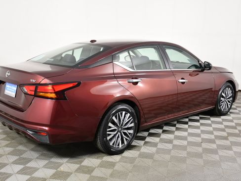 Used 2024 Nissan Altima 2.5 SV FWD image 6