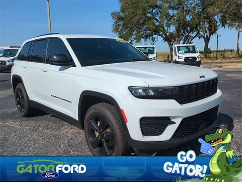 Used 2023 Jeep Grand Cherokee Altitude image 2