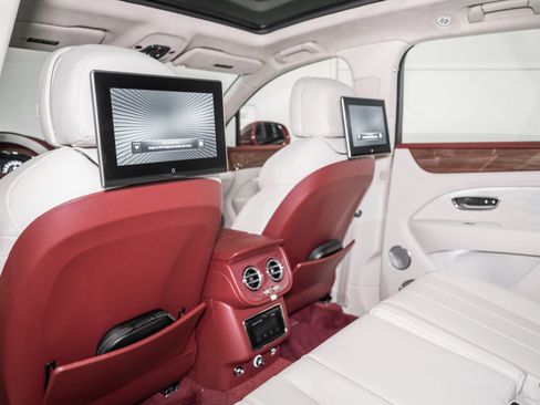 Used 2025 Bentley Bentayga image 23