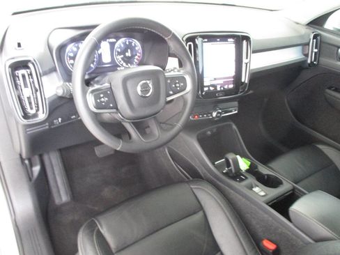 Used 2022 Volvo XC40 T5 Momentum image 94
