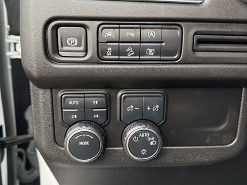 Used 2024 Chevrolet Suburban Z71 w/ Luxury Package image 22