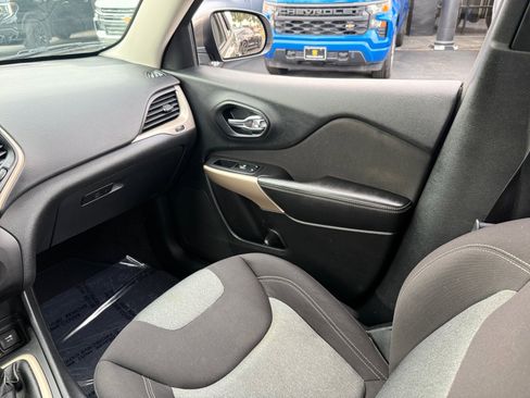 Used 2018 Jeep Cherokee Latitude w/ Altitude Package image 16