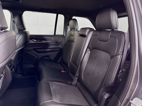 New 2025 Jeep Grand Cherokee Altitude image 24
