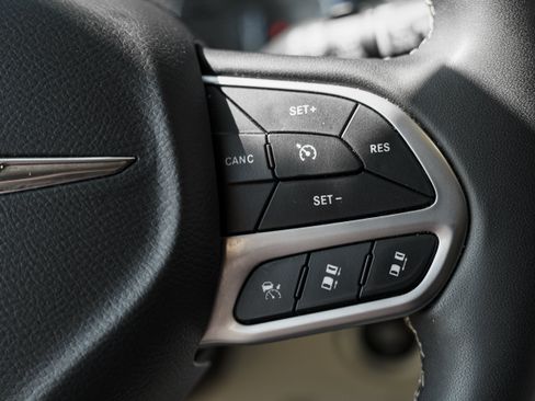 Used 2024 Chrysler Pacifica Touring-L FWD image 17
