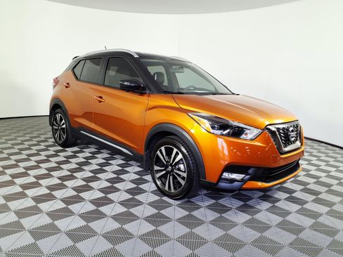 Used 2019 Nissan Kicks SR w/ SR Premium Package FWD image 3