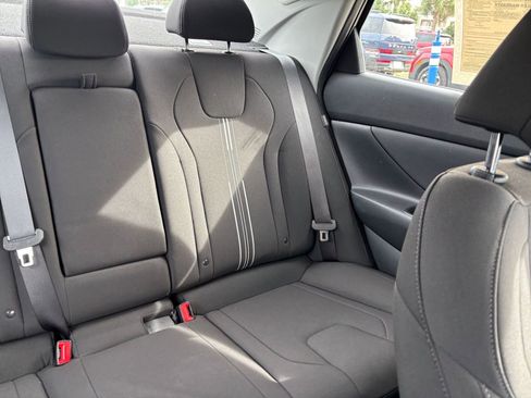 Used 2025 Hyundai Elantra SEL image 38