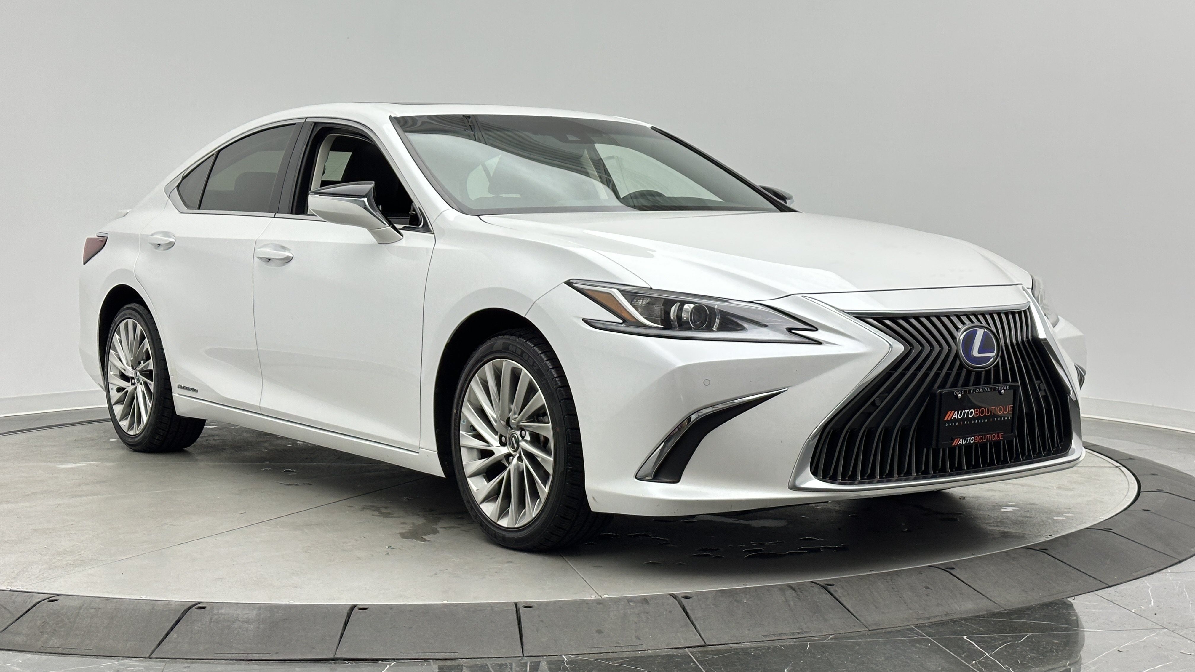 Used 2021 Lexus ES 300h w/ Accessory Package FWD image 3