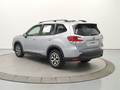 Used 2021 Subaru Forester Premium image 5