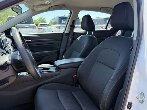 Used 2025 Nissan Altima 2.5 SV FWD image 12