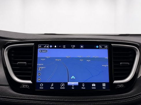 Used 2023 Chrysler Pacifica Limited w/ Uconnect Theater Family Group AWD/4WD image 41