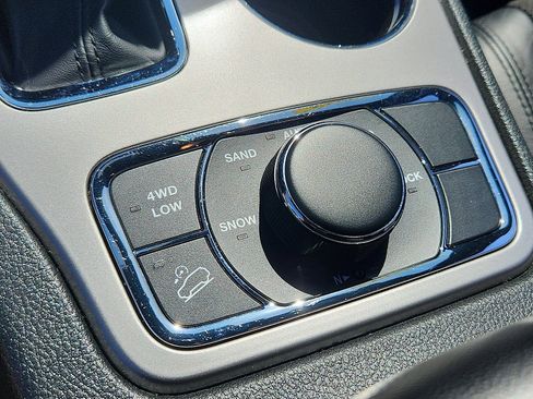 Used 2022 Jeep Grand Cherokee Laredo X image 26