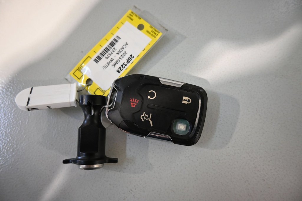 Used 2023 GMC Acadia SLT FWD image 22