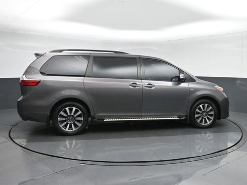 Used 2018 Toyota Sienna Limited image 8