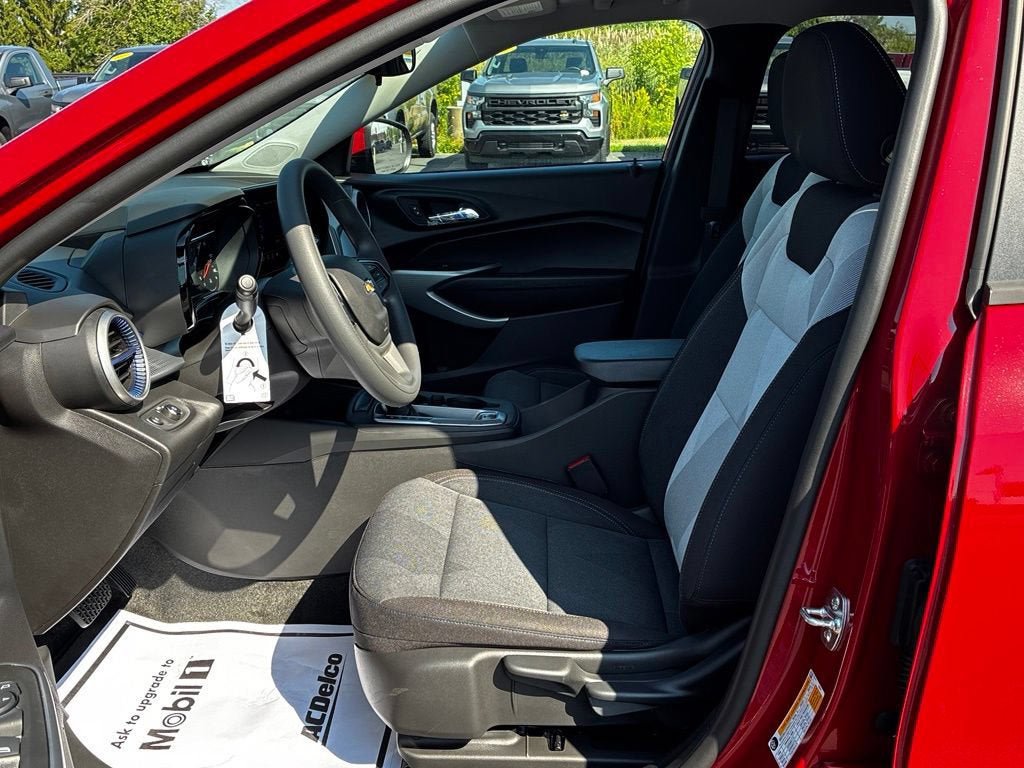 New 2026 Chevrolet Trax LS w/ LS Convenience Package FWD image 4