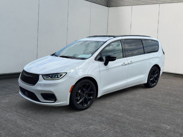 Used 2025 Chrysler Pacifica Limited FWD image 1
